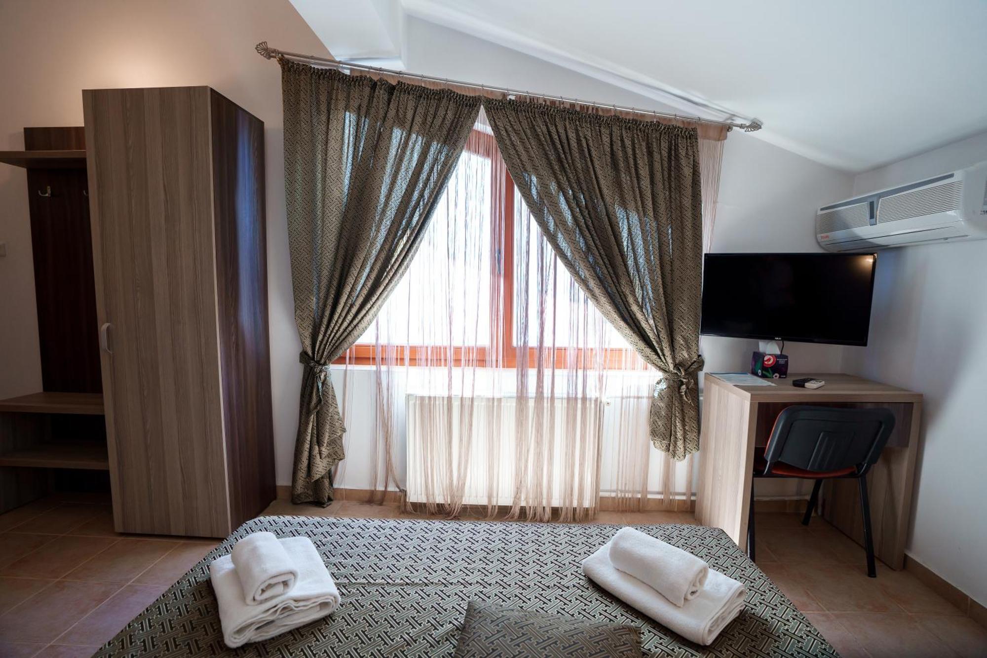 Cameră dublă cu baie privată externă